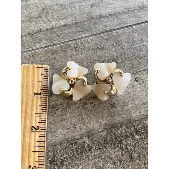 Claudette Vintage Pearl and Beige Moon Glow thermoset clip ons Brooch Set - Picture 3 of 11